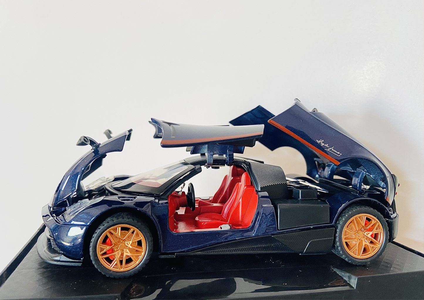 Pagani Huayra 1:32 Model Car Exclusive Alloy Metal Pull Back Die-cast Car Diecast Metal Toy car with Openable Doors & Light.