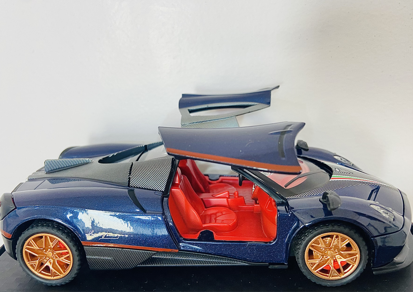 Pagani Huayra 1:32 Model Car Exclusive Alloy Metal Pull Back Die-cast Car Diecast Metal Toy car with Openable Doors & Light.